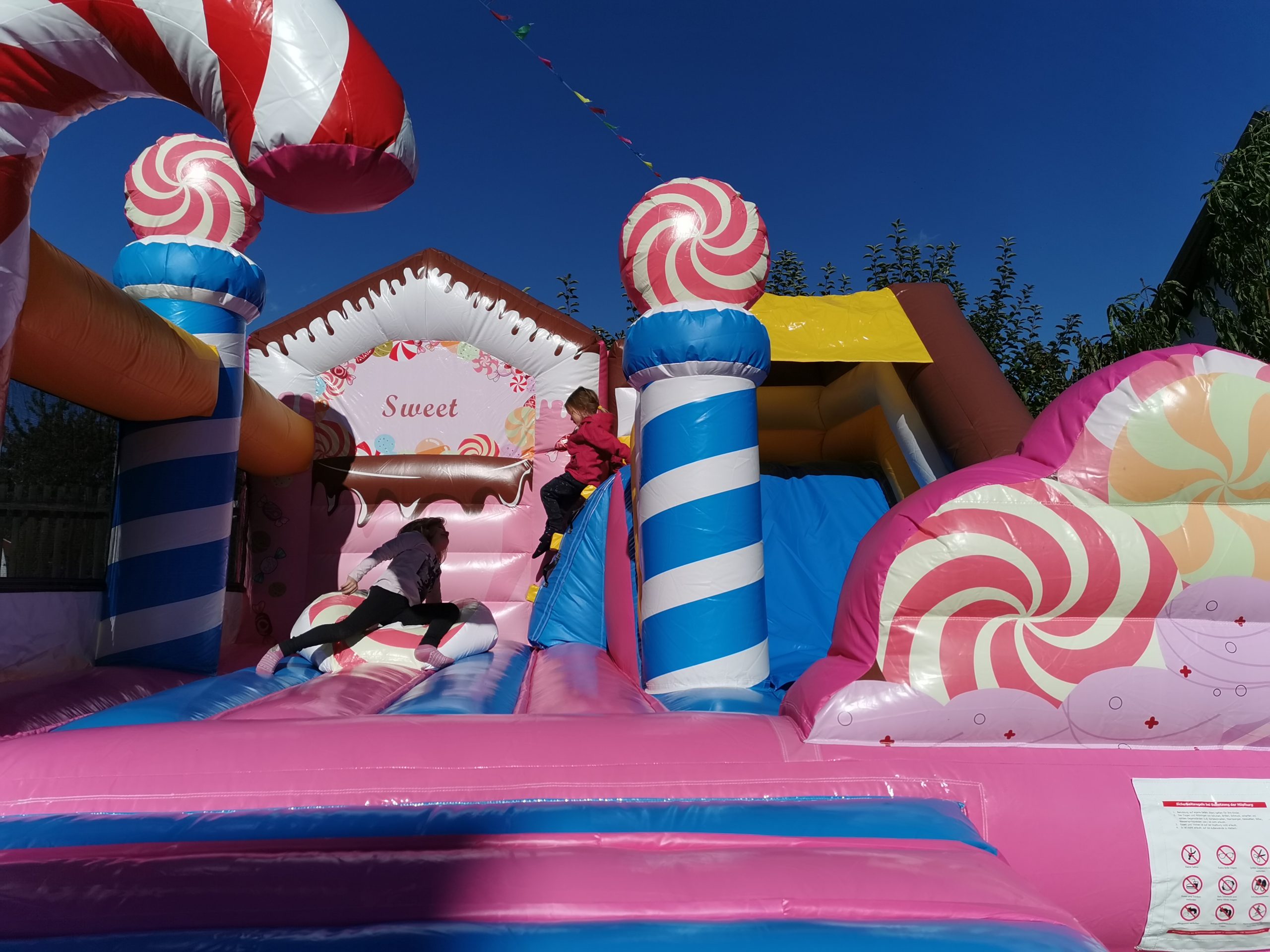 Hüpfburg Candyland, spielende Kinder