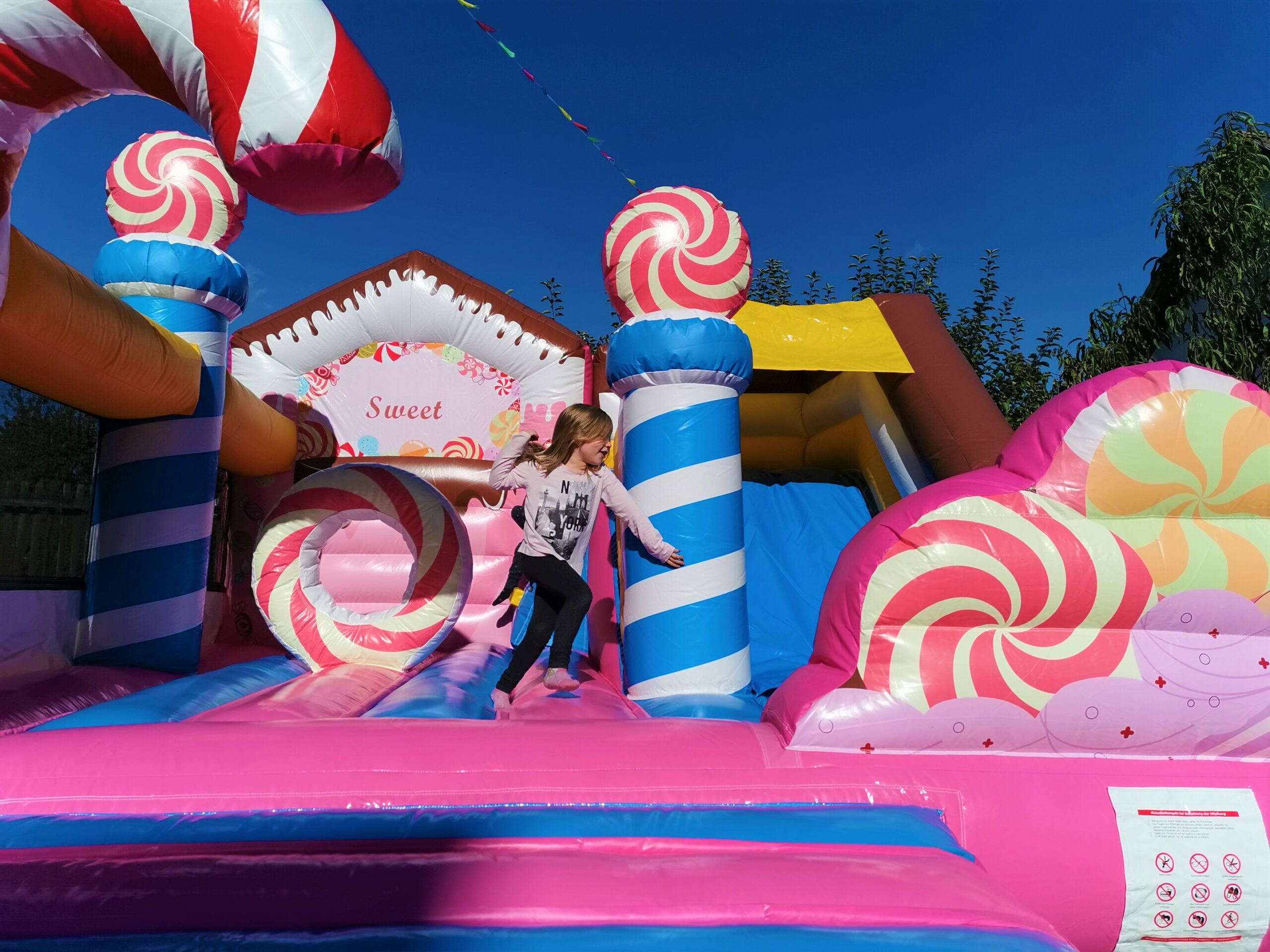 Hüpfburg Candyland, fotografiert von vorn, spielende Mädchen